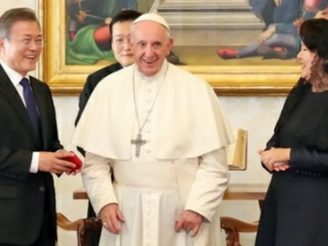 18年10月18日、教皇と面会する文大統領(左)=(聯合ニュース)