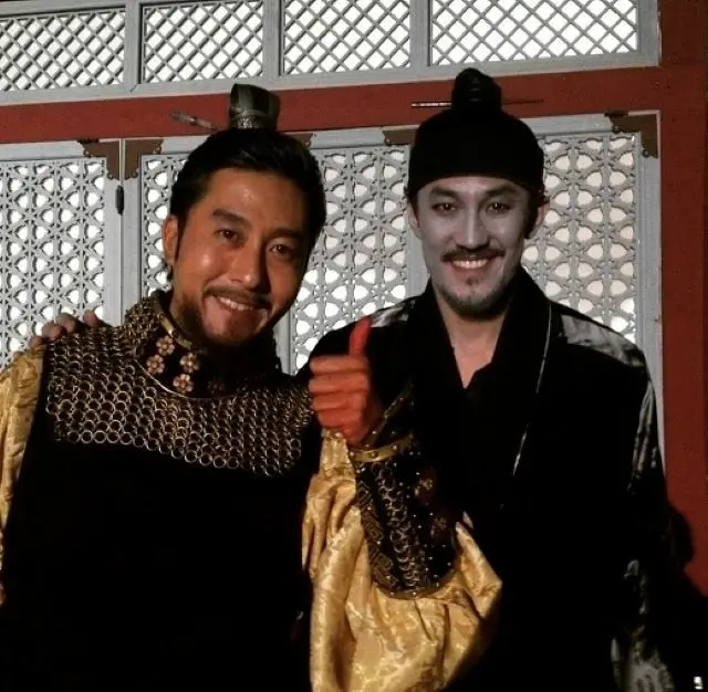 俳優ハン・ジョンス（写真右）、友人故キム・ジュヒョクさん（写真左）の4周忌を偲ぶ…生前のツーショットを公開「会いたい」（画像提供:wowkorea）