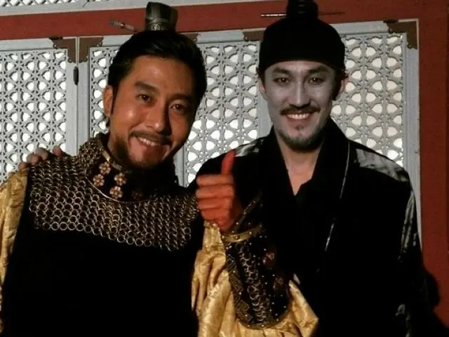 俳優ハン・ジョンス（写真右）、友人故キム・ジュヒョクさん（写真左）の4周忌を偲ぶ…生前のツーショットを公開「会いたい」（画像提供:wowkorea）