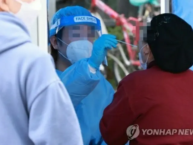 新型コロナ検査を受ける市民＝（聯合ニュース）