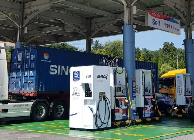 ガソリンスタンドに設置された尿素水セルフ注入機（画像提供:wowkorea）
