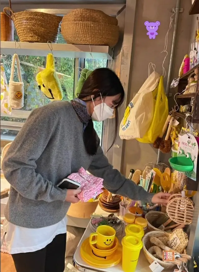 女優シン・ミナ、日常写真を公開…真剣なまなざしで買い物中（画像提供:wowkorea）