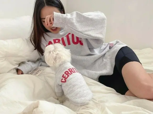 元新体操韓国代表ソン・ヨンジェが愛犬と一緒に撮った写真を公開した。（画像提供:wowkorea）