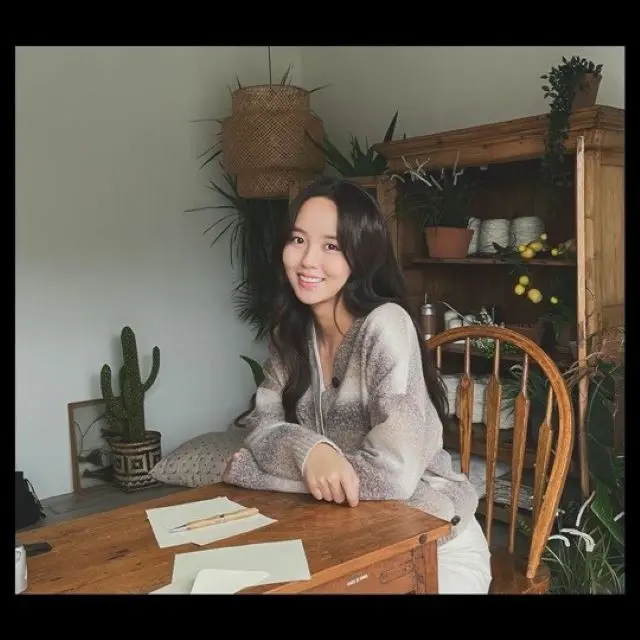 注目ドラマ「王女ピョンガン 月が浮かぶ川」の女優キム・ソヒョン、出演した「2AM」MV撮影中にパチリ“存在自体が女神”（画像提供:wowkorea）