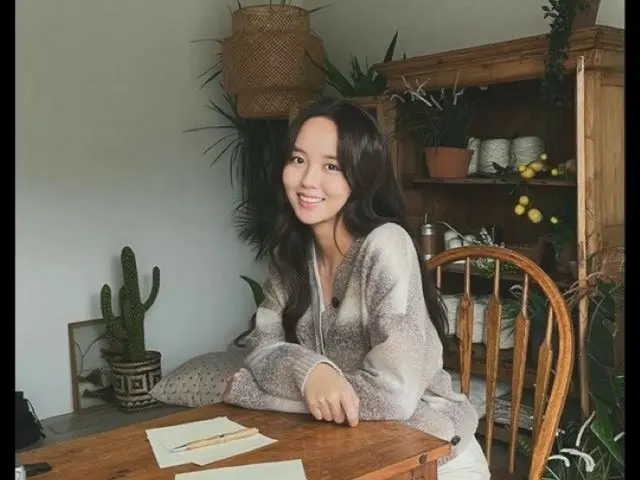 注目ドラマ「王女ピョンガン 月が浮かぶ川」の女優キム・ソヒョン、出演した「2AM」MV撮影中にパチリ“存在自体が女神”（画像提供:wowkorea）