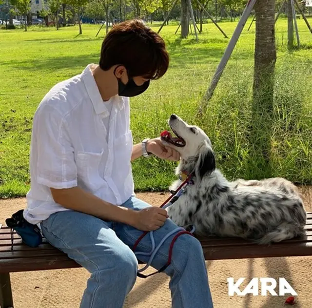 俳優ユ・ヨンソク、また保護犬を家族に向かい入れ…「長く迷った末に」（画像提供:wowkorea）