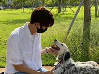 俳優ユ・ヨンソク、また保護犬を家族に向かい入れ…「長く迷った末に」