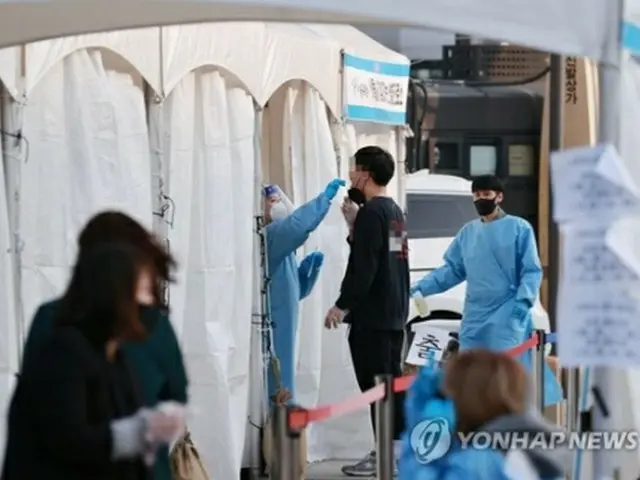 ソウル市内の新型コロナウイルス検査所で検査を受ける市民（資料写真）＝（聯合ニュース）