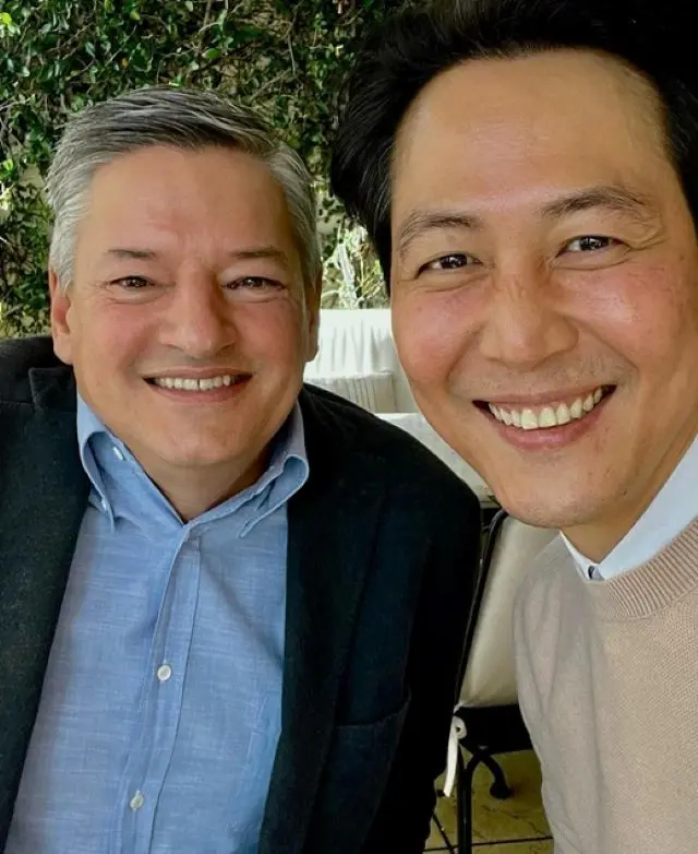 「イカゲーム」の俳優イ・ジョンジェ、米LAでNetflix・CEOテッド氏と笑顔の対面ツーショット（画像提供:wowkorea）