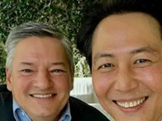 「イカゲーム」の俳優イ・ジョンジェ、米LAでNetflix・CEOテッド氏と笑顔の対面ツーショット