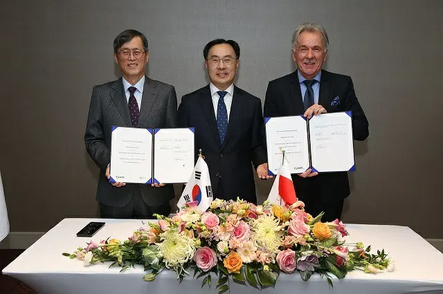 韓国の文勝ウク産業通商資源相（中央）と韓国水力原子力の社長は、ポーランド電力産業協会と現地供給網開発および構築のためのMOUを締結した（画像提供:wowkorea）