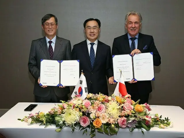 韓国の文勝ウク産業通商資源相（中央）と韓国水力原子力の社長は、ポーランド電力産業協会と現地供給網開発および構築のためのMOUを締結した（画像提供:wowkorea）