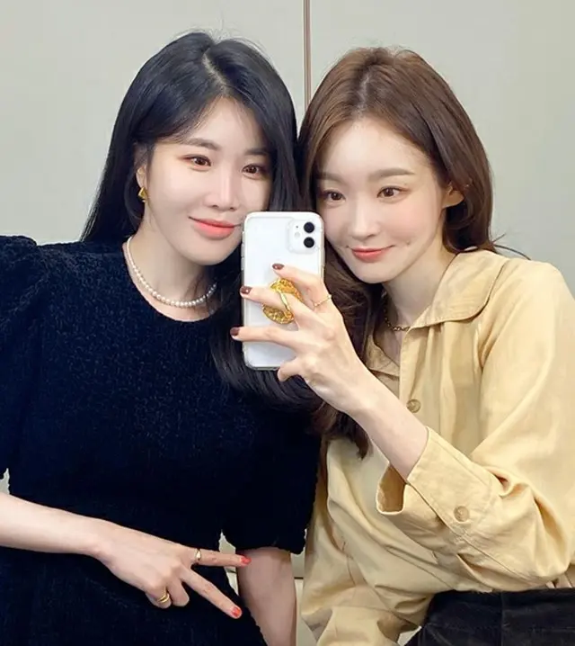 女性デュオ「DAVICHI」のメンバーイ・ヘリ、カン・ミンギョンが「ラブリー」なビジュアルを誇示した。（画像提供:wowkorea）