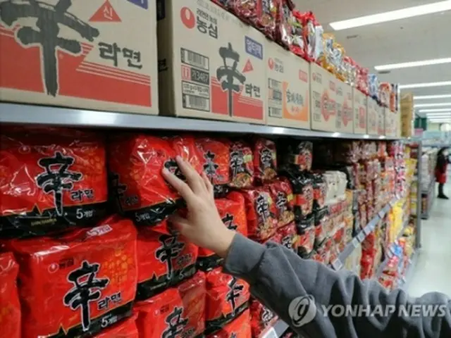 スーパーの即席麺売り場（資料写真）＝７日、ソウル（聯合ニュース）