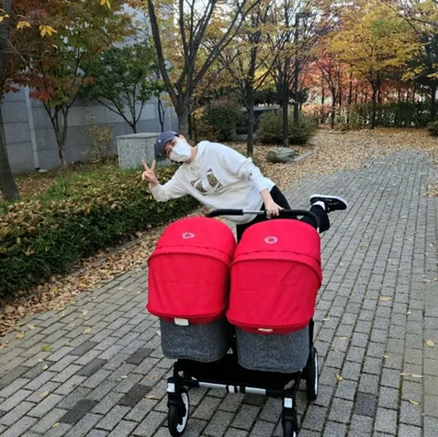 「三つ子を出産」お笑い芸人ファン・シニョン、ベビーカーを押して初の散歩「週末の育児は大変」（画像提供:wowkorea）