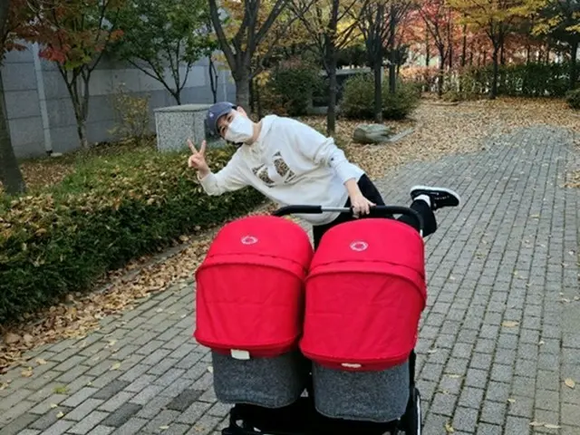 「三つ子を出産」お笑い芸人ファン・シニョン、ベビーカーを押して初の散歩「週末の育児は大変」（画像提供:wowkorea）