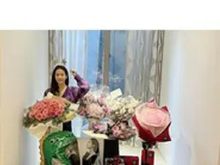 女優ハン・ジミン、誕生日プレゼントを前に明るい笑顔…「大切な気持ちをありがとう」