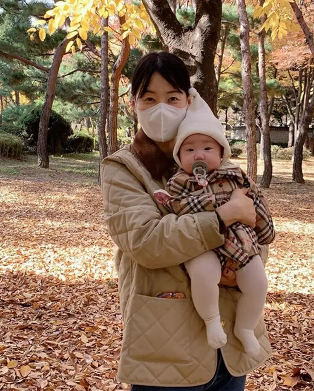 女優ハン・ジヘ、秋の公園で娘ユンスルちゃんとカップルルックを披露（画像提供:wowkorea）