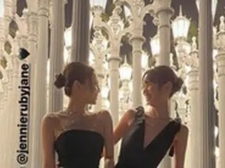JENNIE（BLACKPINK）、「イカゲーム」出演チョン・ホヨンと”ブラックドレス”で仲良しコーデ