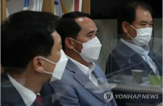 北朝鮮に撃沈された韓国海軍哨戒艦「天安」の艦長を務めていたチェ・ウォニル氏（中央）＝（聯合ニュース）