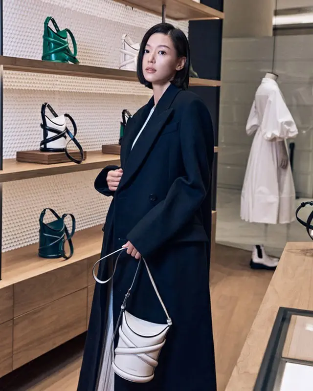 女優チョン・ジヒョンがブランド店に登場……洗練された美しさを披露（画像提供:wowkorea）