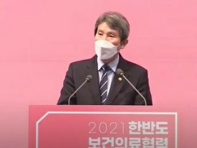 ソウル市内のホテルで開かれた発足式で開会の辞を述べる李氏（統一部ユーチューブより）＝（聯合ニュース）