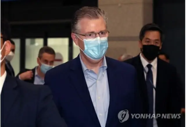 仁川国際空港から韓国入りしたクリテンブリンク氏＝１０日、仁川（聯合ニュース）