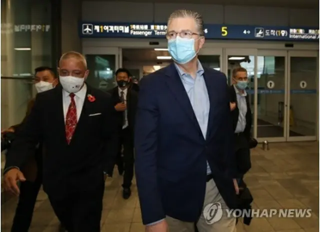 仁川国際空港から韓国入りしたクリテンブリンク氏＝１０日、仁川（聯合ニュース）