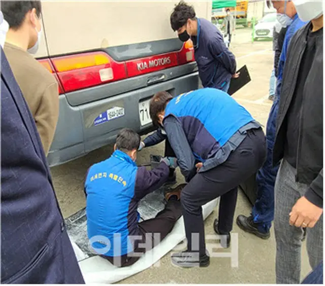 排出ガス低減装置の状態を点検するソウル市職員たち（画像提供:wowkorea）