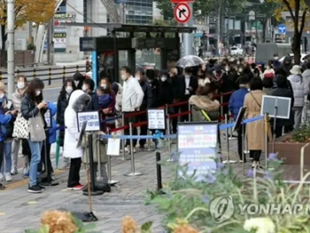 ソウルの松坡区保健所に設置された新型コロナウイルスの検査所で順番を待つ市民たち=10日、ソウル(聯合ニュース)