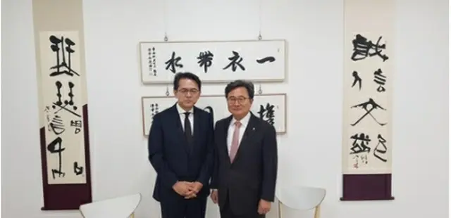 作品の前に立つ全総長（右）と丸山総領事（東明大提供）＝（聯合ニュース）≪転載・転用禁止≫