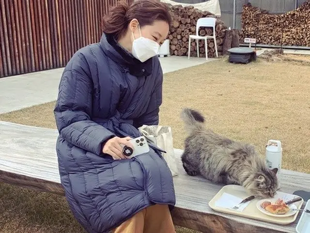 女優コン・ヒョジン、カフェで一息中に猫？魅力満点の光景にほっこり（画像提供:wowkorea）