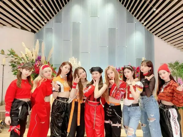 「NiziU」、新曲「Chopstick」をチャペルで“世界初披露”「新鮮でとても楽しかった」（画像:「NiziU」公式SNS）