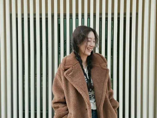 女優チョン・リョウォン、三つ編みおさげスタイルで愛らしいスマイル披露（画像提供:wowkorea）