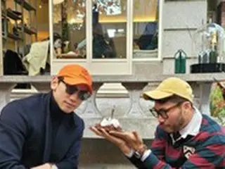 Rain(ピ)、妻のキム・テヒではない“意外な人物”と手つなぎデートショット…「食いしん坊とヒゲ男」同士でカフェデート