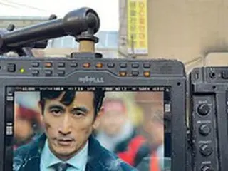俳優チャ・インピョ… ドラマ「大統領府の人々」ビハインドカットを公開