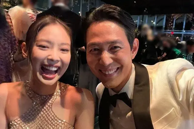 米国LACMAで笑顔を見せるJENNIEとイ・ジョンジェ。（画像提供:wowkorea）