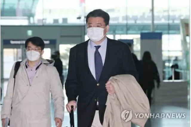 仁川国際空港から米国に向け出発した崔鍾建第１次官＝１４日、仁川（聯合ニュース）