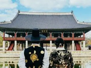”高校生の黒塗りメイク”に不快感示し「人種差別」訴えた外国人タレント、”韓服”姿を投稿しSNS再開＝韓国