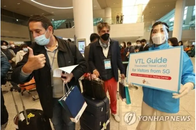 仁川国際空港に到着したシンガポールからの観光客ら＝15日、仁川（聯合ニュース）