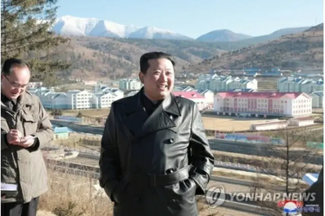 朝鮮中央通信は１６日、金正恩氏が三池淵の建設現場を視察したと伝えた＝（朝鮮中央通信＝聯合ニュース）≪転載・転用禁止≫