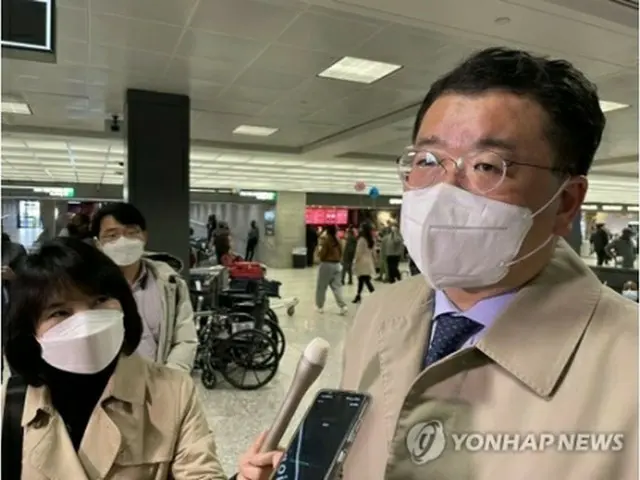 14日（現地時間）にワシントン入りした崔次官が報道陣の質問に答えている＝（聯合ニュース）