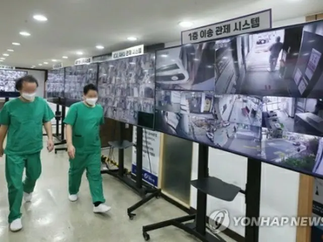 防疫当局によると、１４日午後５時時点で首都圏（ソウル市、京畿道、仁川市）の新型コロナウイルスの重篤・重症患者向け病床の稼働率は７６．４%だった。病室に設置したモニタリングカメラの映像が並ぶ病院の一室（資料写真）＝（聯合ニュース）