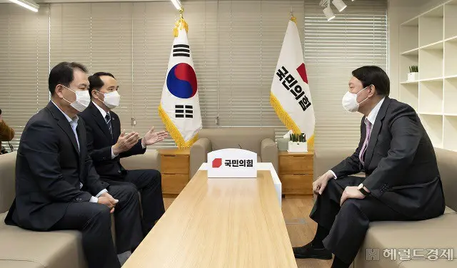 韓国の尹錫悦 次期大統領選候補は「天安艦沈没事件」の遺族たちと会った（画像提供:wowkorea）