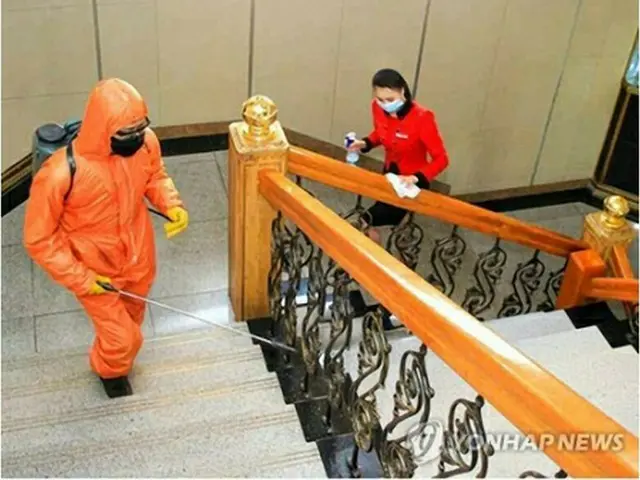 消毒作業を行っている北朝鮮住民（労働新聞ＨＰより）＝（聯合ニュース）≪転載・転用禁止≫