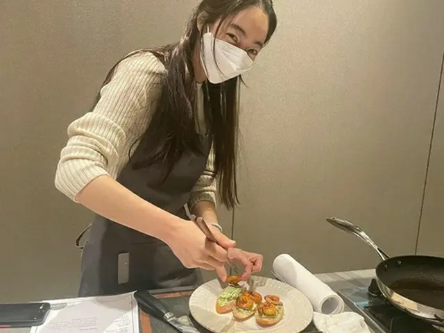 女優ソ・ヒョリム、一生懸命料理をする姿を公開…「月に1度習っているクッキングクラス」（画像提供:wowkorea）