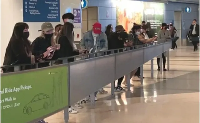 空港にはBTSを一目見ようとファンが駆け付けた＝17日、ロサンゼルス（聯合ニュース）