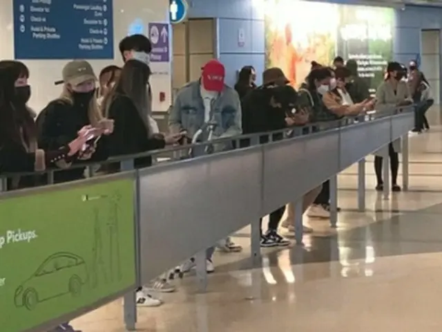 空港にはBTSを一目見ようとファンが駆け付けた＝17日、ロサンゼルス（聯合ニュース）