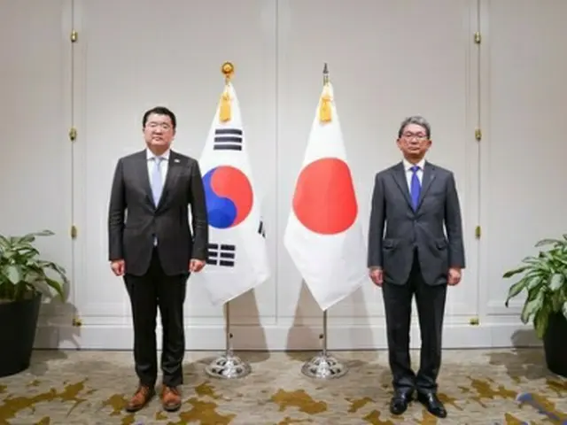 17日、米ワシントンで会談を行った韓国外交部の崔鍾建（チェ・ジョンゴン）第1次官（左）と日本の森健良外務次官（同部提供）＝（聯合ニュース）≪転載・転用禁止≫