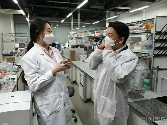 SKバイオサイエンスの研究員（左）と話をする安哲秀国民の党代表（右）（画像提供:wowkorea）